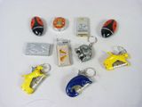 tout un tas de porte-clés posés sur une table
