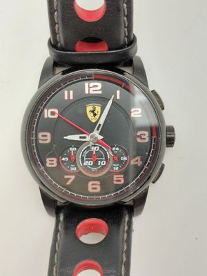 une montre noire avec des points rouges sur le cadran