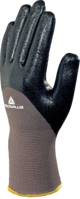une image représentant une paire de gants noirs et gris sur fond blanc