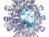 un gros plan d'une bague sertie de topazes bleues et de tanzanites