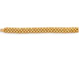 un bracelet en or sur fond blanc