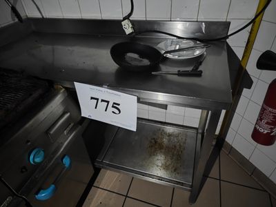 une poêle posée sur une table dans une cuisine