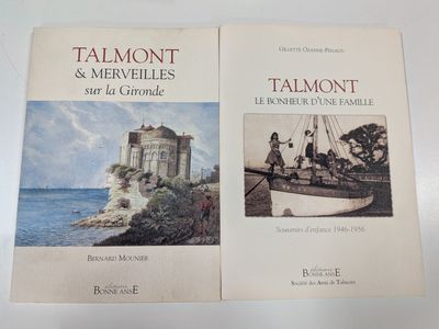 deux livres posés sur une table