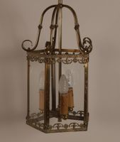 Lanterne en verre et laiton, à décor de frises de volutes et… (photo 2)