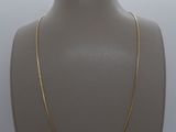 un collier à chaîne en or sur un mannequin mannequin mannequin mannequin mannequin mannequin mannequin mannequin mannequin mannequin