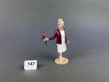 figurine représentant une femme tenant une rose à la main