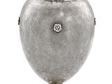 une image représentant un vase en argent orné d'un diamant au centre