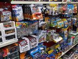 de nombreux jouets sont exposés sur les étagères du magasin, destinés à la vente