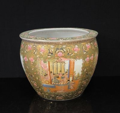 un vase avec un tableau posé sur une table