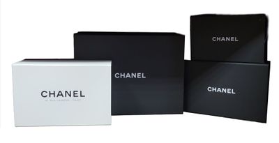 CHANEL 4 boites en carton noir et blanc ouvrant par un volet…