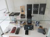 de nombreux téléphones portables exposés dans une vitrine