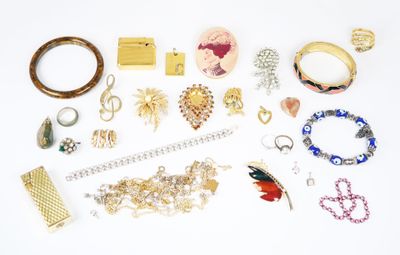 plusieurs types de bijoux différents sur une surface blanche