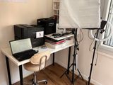 un bureau sur lequel se trouvent un ordinateur portable et un appareil photo