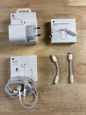 une boîte contenant un chargeur, un câble et un chargeur fixé à celle-ci