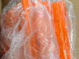 de nombreuses carottes emballées dans des sacs en plastique, dans une boîte