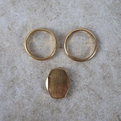 deux bagues en or et une bague en or surmontée d'une autre bague en or