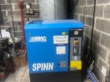 une petite machine bleue qui se trouve dans un garage