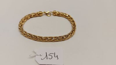 un bracelet en chaîne d'or muni d'une étiquette de prix