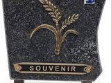plaque en granit noir ornée d'un motif de blé doré et d'une plaque nominative