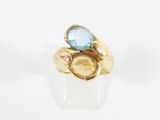 une image représentant une bague en or sertie d'une topaze bleue et d'une topaze jaune