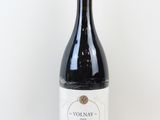 une bouteille de vin posée sur une table