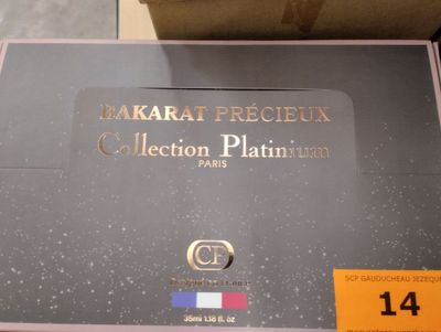 une boîte de chocolats exposée dans un magasin