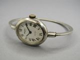 une image représentant une montre-bracelet argentée ornée de chiffres romains