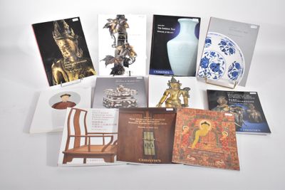 un grand nombre de livres posés sur une table