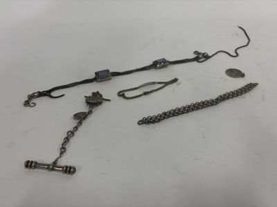 un grand nombre d'objets métalliques posés sur une table