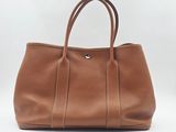 un sac à main en cuir marron sur fond blanc