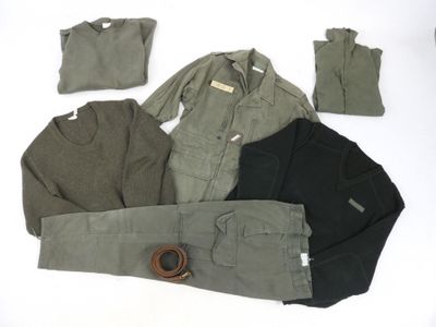 Lot d'uniformes français années 80-90 comprenant veste, pull…