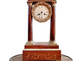 une horloge posée sur un support en bois