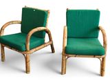 paire de chaises en bambou avec des coussins rembourrés verts