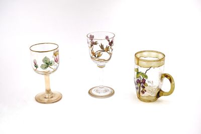 trois verres à vin posés l'un à côté de l'autre sur une table