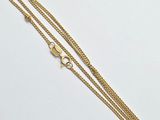 un bracelet à chaîne en or avec un fermoir sur fond blanc