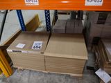les nombreuses boîtes qui se trouvent sur les rayons du magasin
