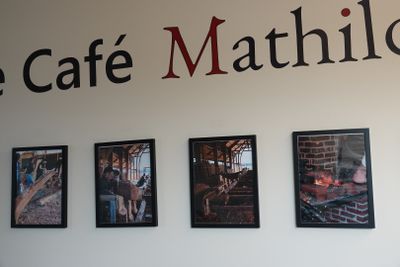 des photos accrochées au mur d'un café qui s'appelle « Café Mathico »