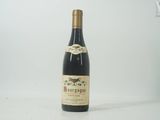 une bouteille de vin posée sur une table