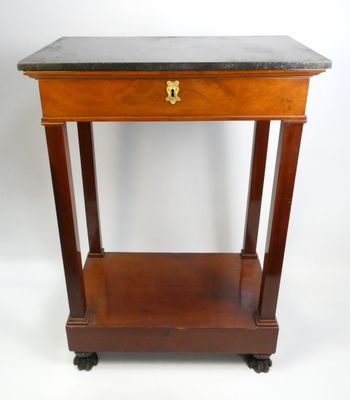 une photo d'une petite table en bois avec un plateau en marbre noir