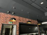 une télévision accrochée à un mur en briques dans un restaurant