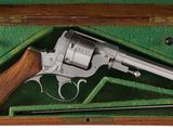 un pistolet dans un coffret en bois sur fond blanc