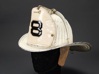 un vieux casque de pompier portant le numéro 8