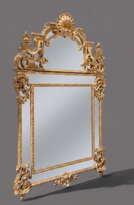 un miroir posé sur une table