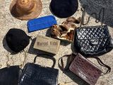 de nombreux sacs à main et chapeaux étalés par terre