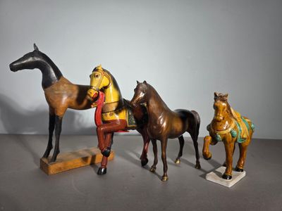 trois figurines représentant des chevaux et un homme à cheval