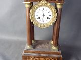 une petite horloge posée sur une table