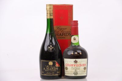deux bouteilles de vin posées l'une à côté de l'autre sur une surface blanche
