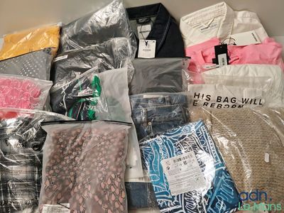 une pile de vêtements posée sur une table