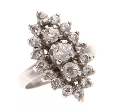 BAGUE navette en argent ornée de pierres.