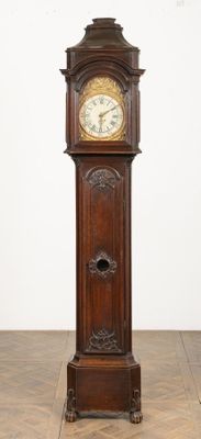 une grande horloge de parquet en bois posée sur un parquet